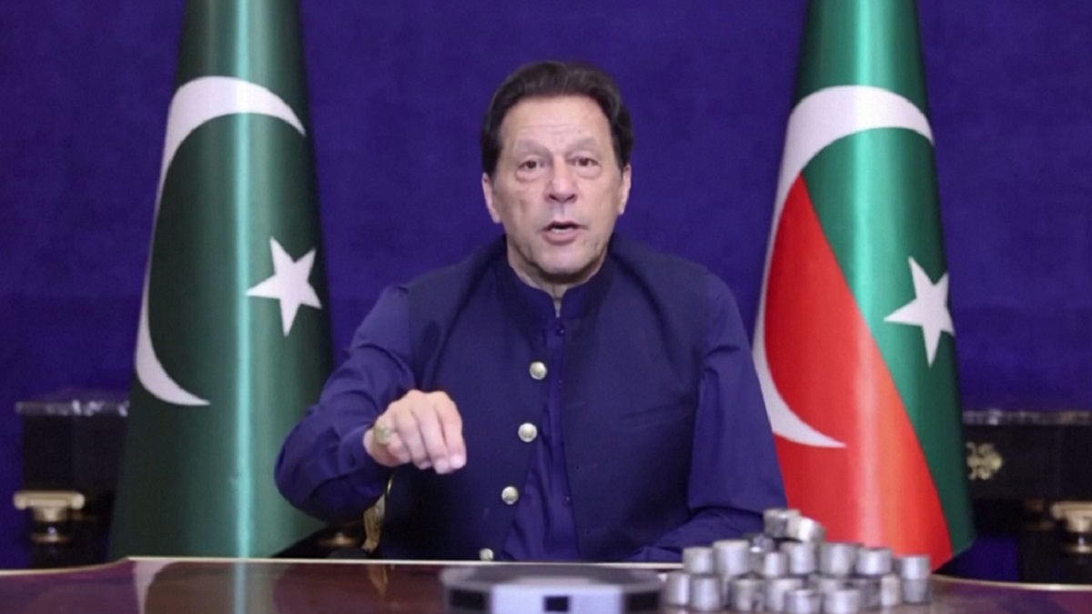 গ্রেফতার এড়াতে মুচলেকা দিলেন ইমরান খান