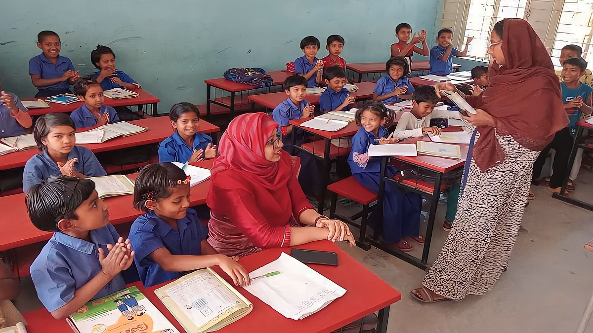 শিক্ষার্থীদের পাশে বসে ক্লাস করলেন শৈলকুপার ইউএনও