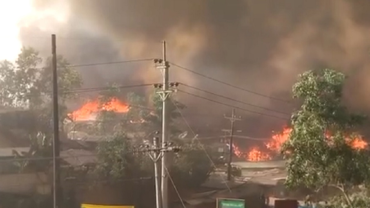 উখিয়া রোহিঙ্গা ক্যাম্পে ভয়াবহ আগুন, ভস্মীভূত ২ শতাধিক বসতি