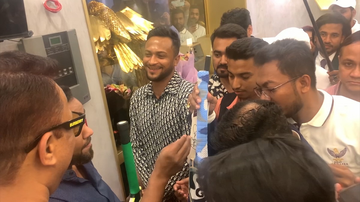 বিতর্কের মাঝেই দুবাইয়ে জুয়েলার্সের শোরুম উদ্বোধন করলেন সাকিব