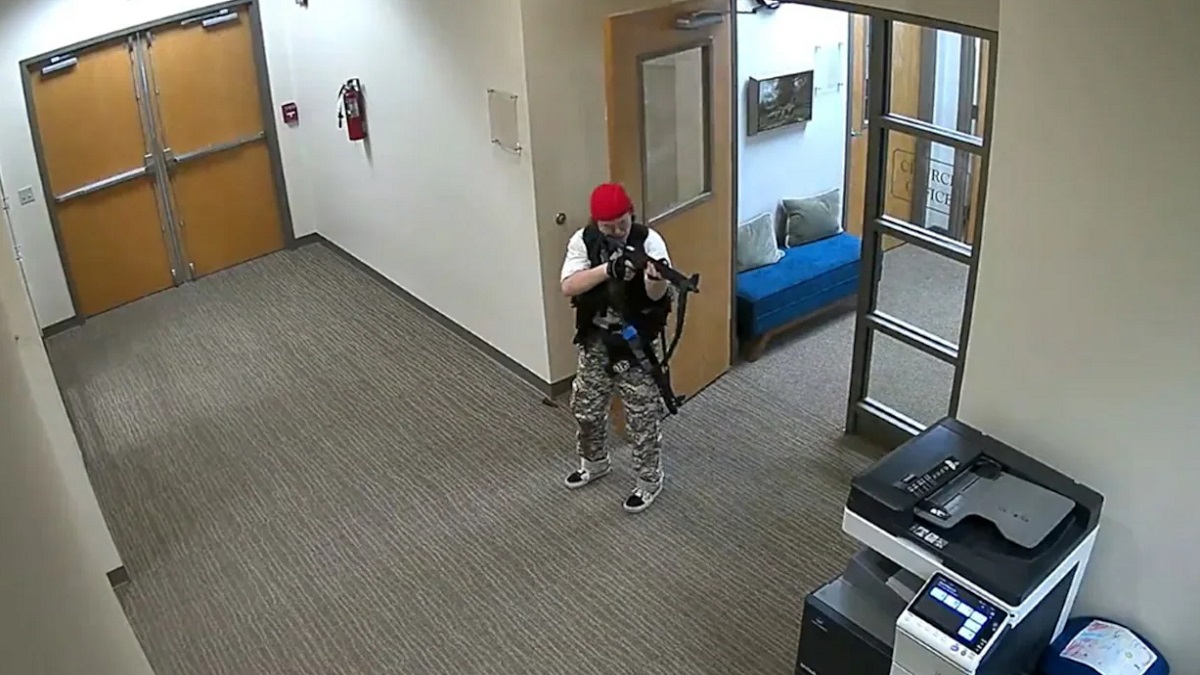 যুক্তরাষ্ট্রের স্কুলে হামলার আগে ৭টি অস্ত্র কিনেছিল আততায়ী নারী