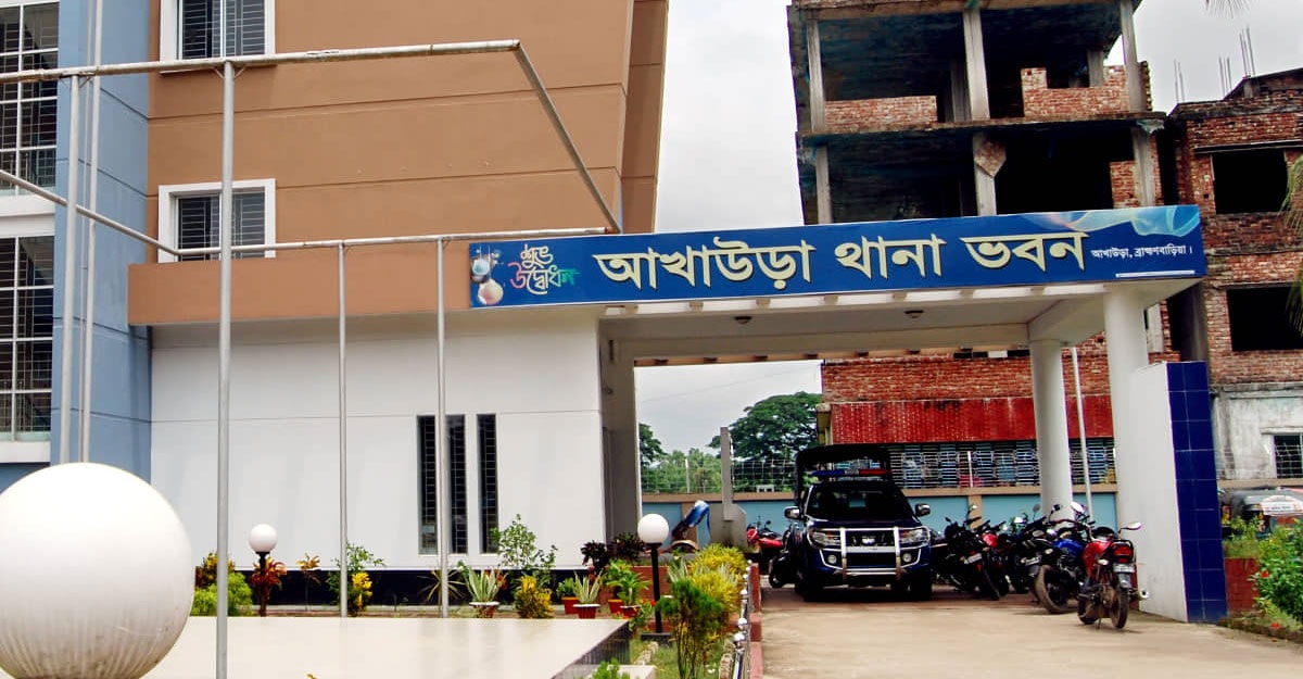 মাটি বোঝাই ট্রাক্টর উল্টে খাদে, চালক নিহত