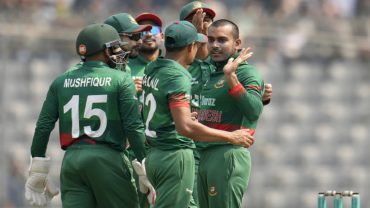 দুই ওভারের ব্যবধানে রয়-জ্যাকসকে বিদায় করে খেলায় ফিরলো বাংলাদেশ