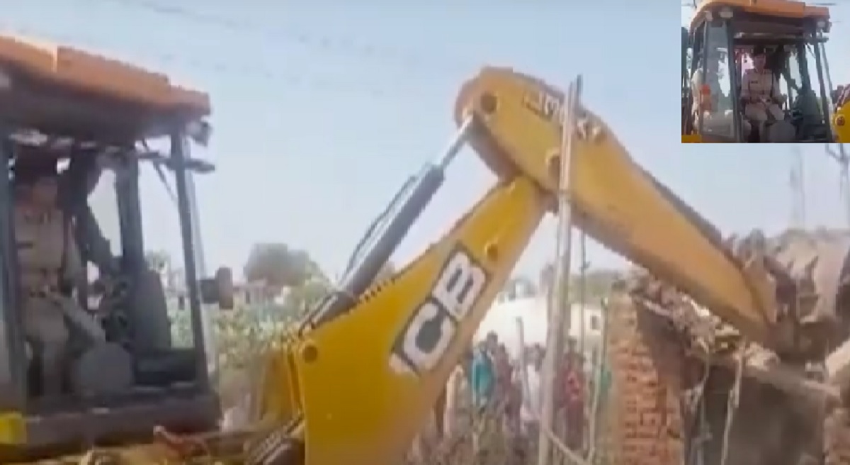 ভারতে ধর্ষণে অভিযুক্তের বাড়ি বুলডোজার দিয়ে গুঁড়িয়ে দিলেন নারী পুলিশ সদস্যরা