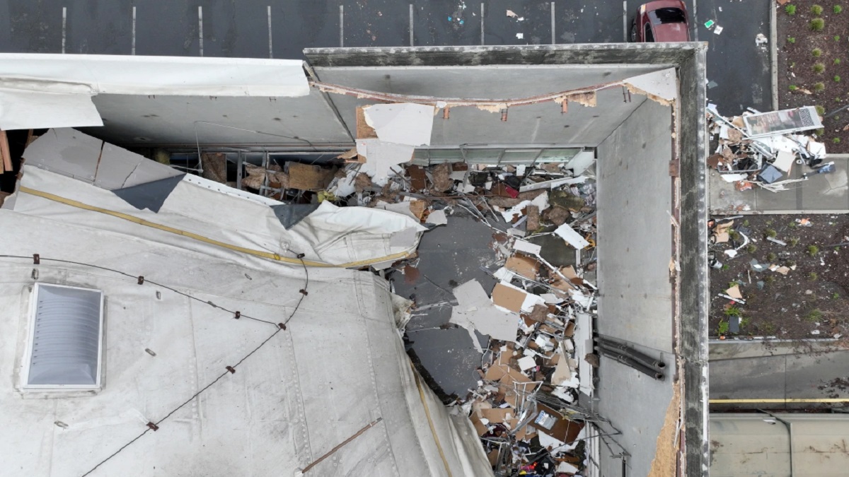 ক্যালিফোর্নিয়ায় মাঝরাতে হঠাৎ গুদামঘরের ছাদ ধসে নিরাপত্তা রক্ষীর মৃত্যু