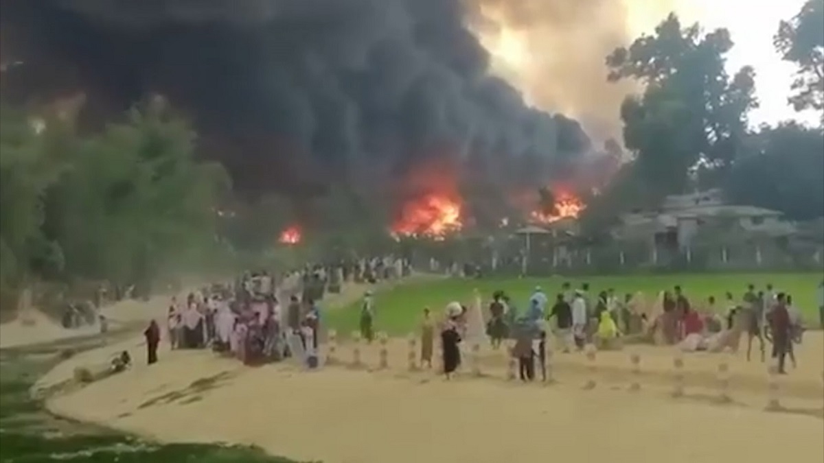 অগ্নিকাণ্ডে খোলা আকাশের নিচে ১২ হাজার রোহিঙ্গা
