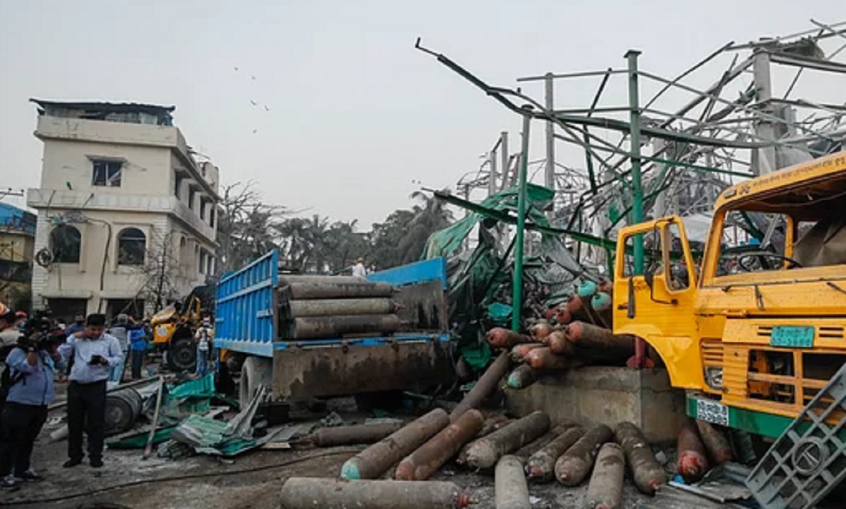 সীতাকুণ্ডে বিস্ফোরণ: আধা কিলোমিটার দূরে লোহার পাত ছিটকে গিয়ে যুবকের মৃত্যু