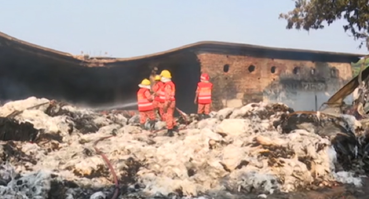 সীতাকুণ্ডে ২৫ ঘণ্টা পরও তুলার গুদামের আগুন পুরোপুরি নেভেনি