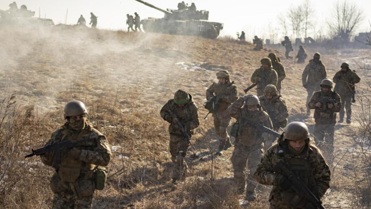 গোলাবারুদের সংকট: ফ্রন্টলাইনে কোণঠাসা ইউক্রেনীয় সেনারা