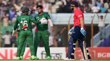 বাটলার তাণ্ডবের পরেও ১৫৬ রানে থামলো ইংলিশরা
