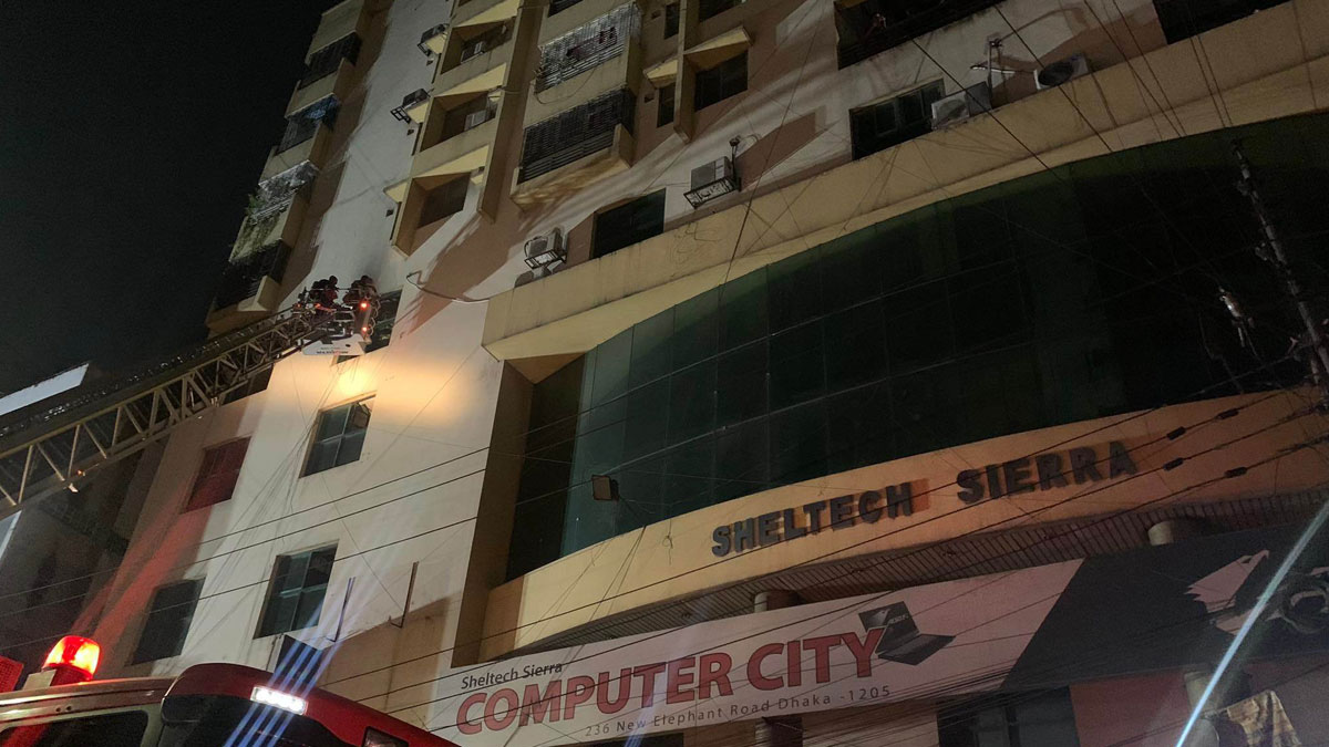 রাজধানীর এলিফ্যান্ট রোডে মার্কেটে লাগা আগুন নিয়ন্ত্রণে