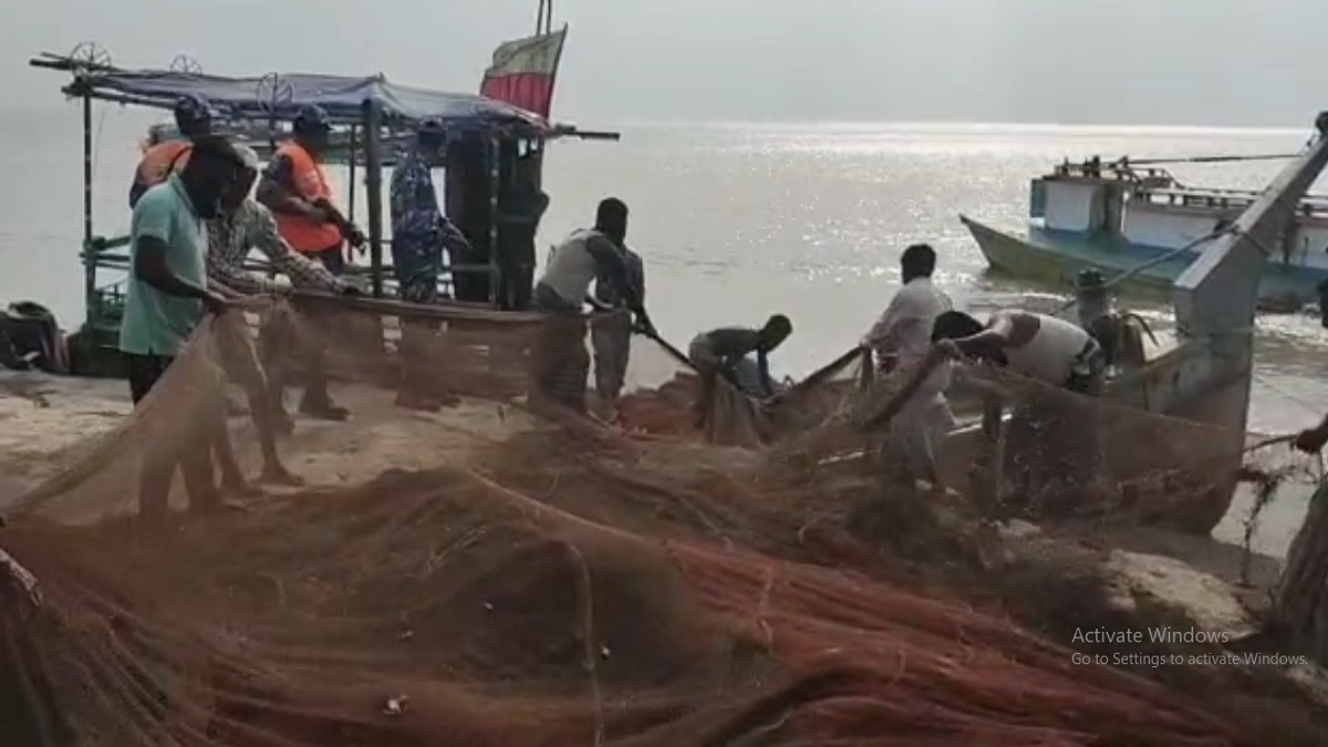 লক্ষ্মীপুরে সাড়ে তিন লক্ষ মিটার জালসহ তিন জেলে আটক