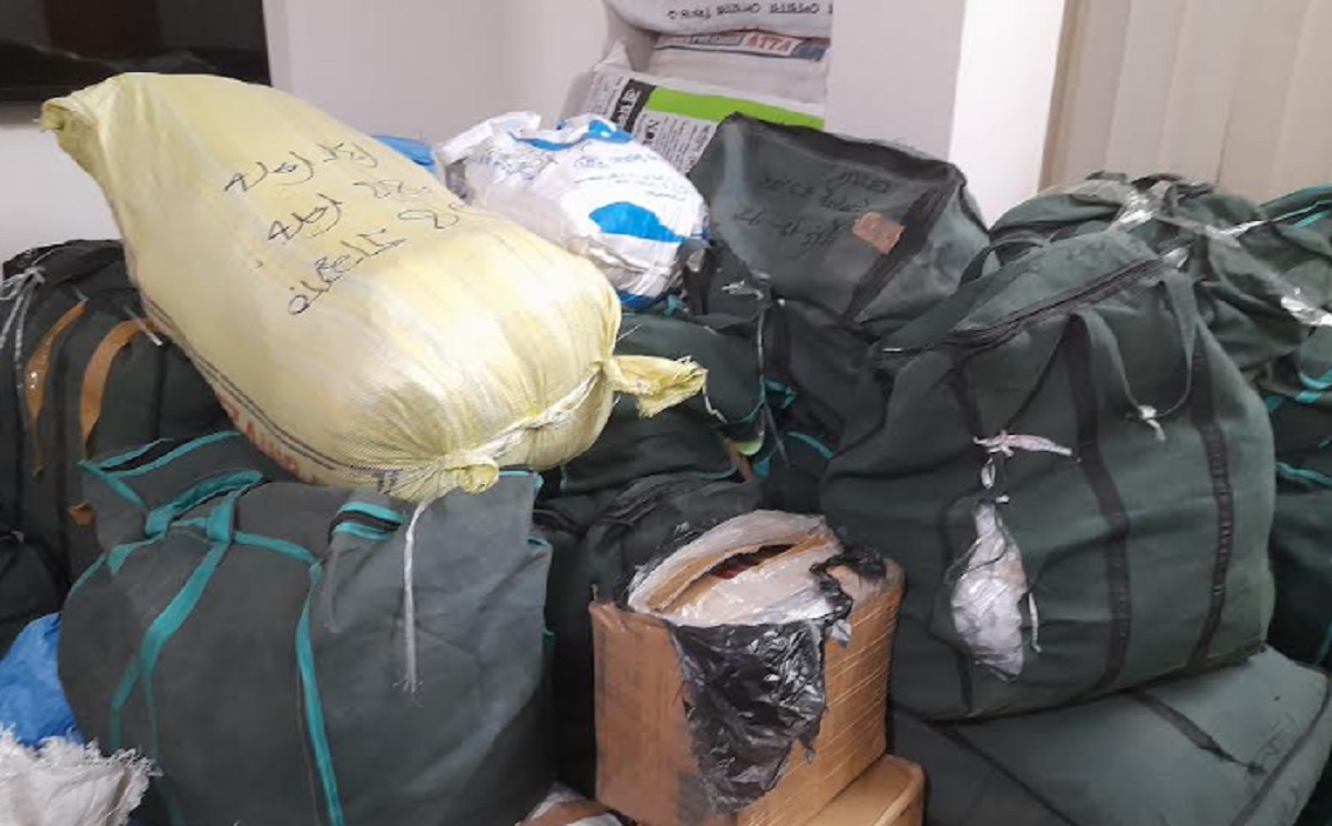 গাজীপুরে বিপুল পরিমাণ জুয়েলারি সামগ্রী ও ভারতীয় শাড়িসহ গ্রেফতার ১