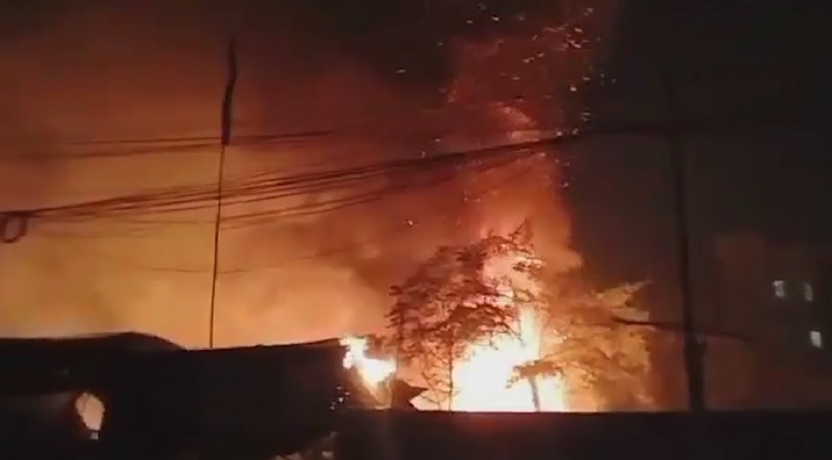 গোপীবাগে রিকশার গ্যারেজে আগুন