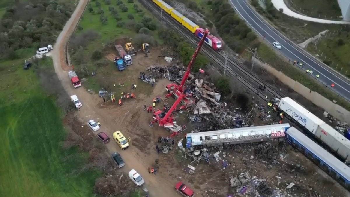 গ্রিসে ট্রেনের মুখোমুখি সংঘর্ষে প্রাণহানির সংখ্যা বেড়ে ৫৭