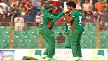 হাসান মাহমুদের বোলিং তোপে দিশেহারা আইরিশরা