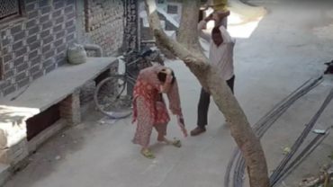 চাকরি করতে চাওয়ায় ইট দিয়ে পুত্রবধূর মাথা ফাটালেন শ্বশুর (ভিডিও)