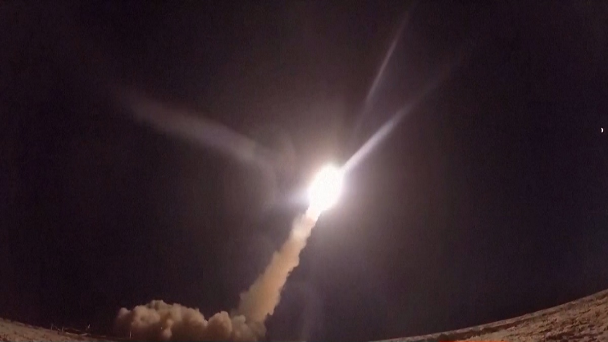 পশ্চিমাদের সামরিক শক্তিমত্তা দেখালো ইরান