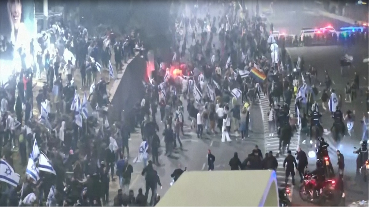 প্রতিরক্ষামন্ত্রীকে বরখাস্তের জেরে উত্তাল ইসরায়েল; প্রধানমন্ত্রীর বাসভবন ঘেরাও