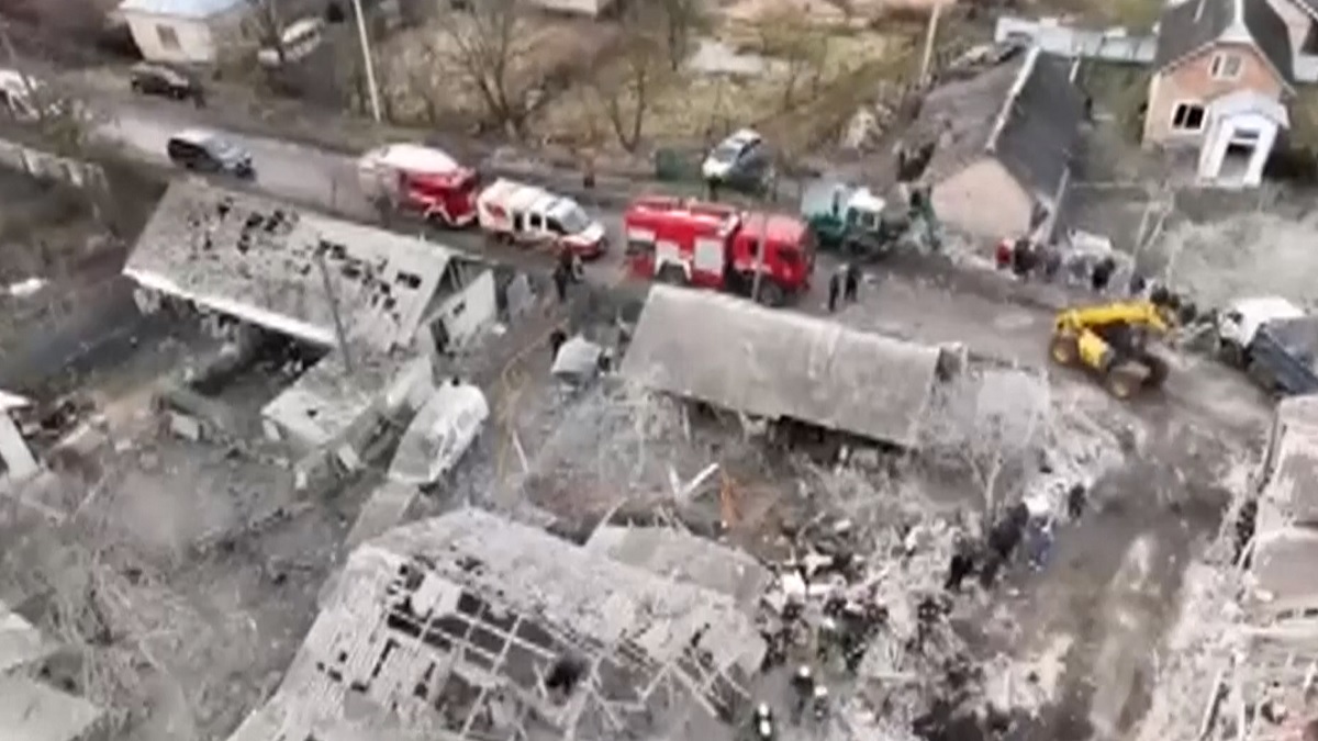 কিয়েভে রাশিয়ার হাইপারসনিক কিনঝাল মিসাইল নিক্ষেপ