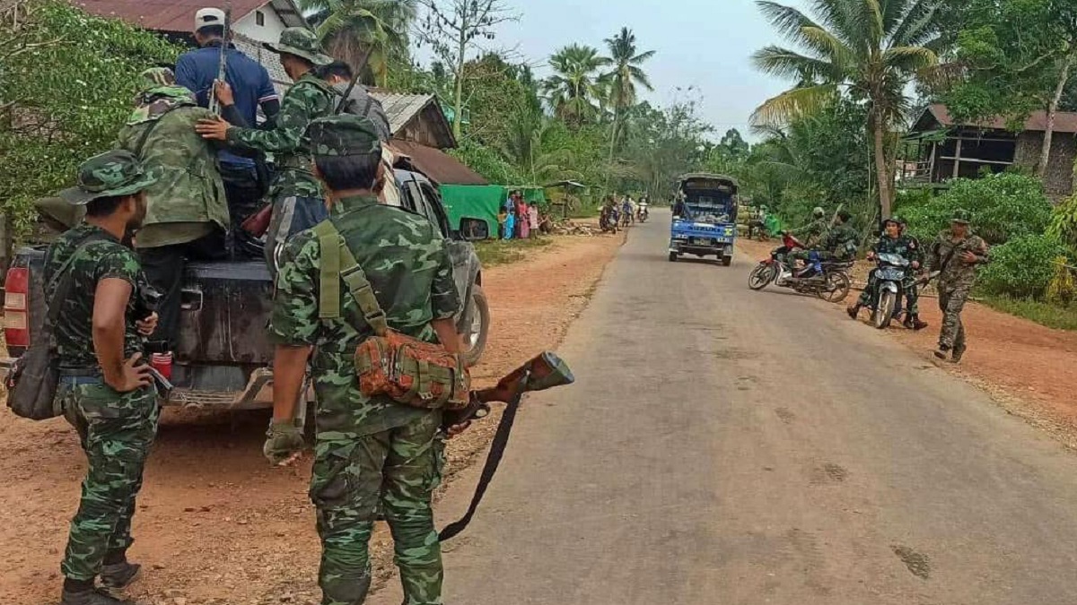 ফের সশস্ত্র গোষ্ঠীর সাথে মিয়ানমার জান্তার সংঘর্ষ, সেনা সদস্যসহ নিহত অন্তত ১৮
