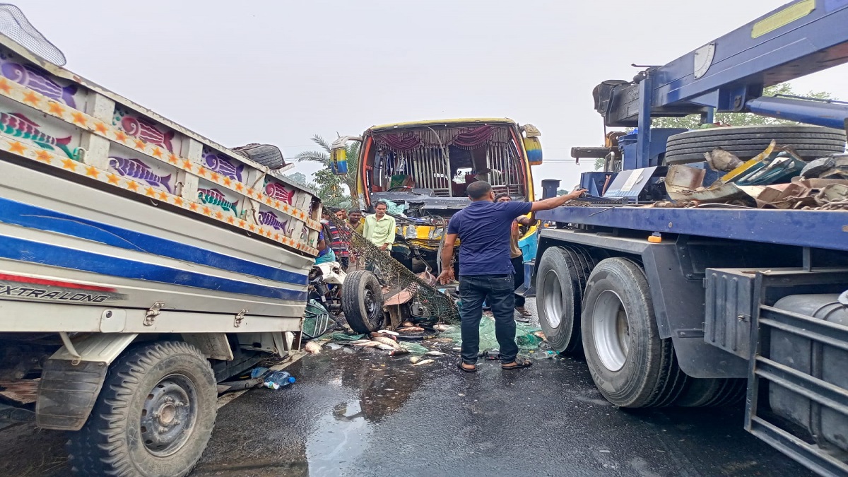 নাটোরে বাস-পিকআপের মুখোমুখি সংঘর্ষে নিহত ১
