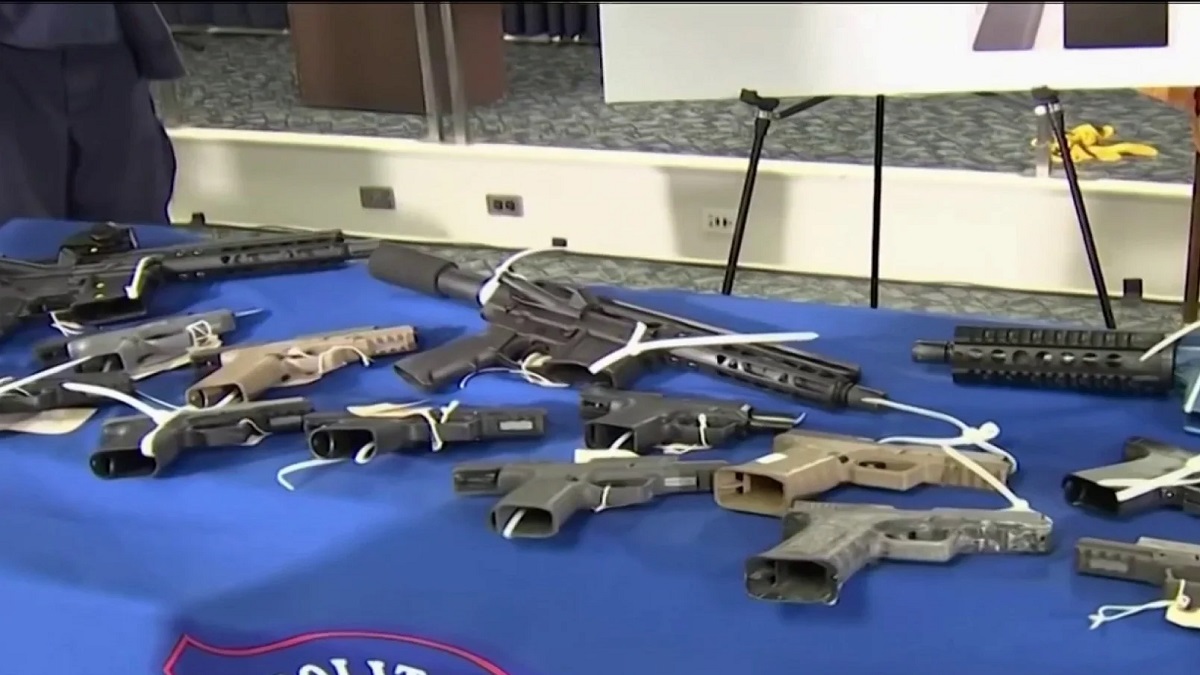 বিশেষ অভিযানে যুক্তরাষ্ট্রে গ্রেফতার অবৈধ অস্ত্র ও চোরাচালানকারীর বড় চক্র