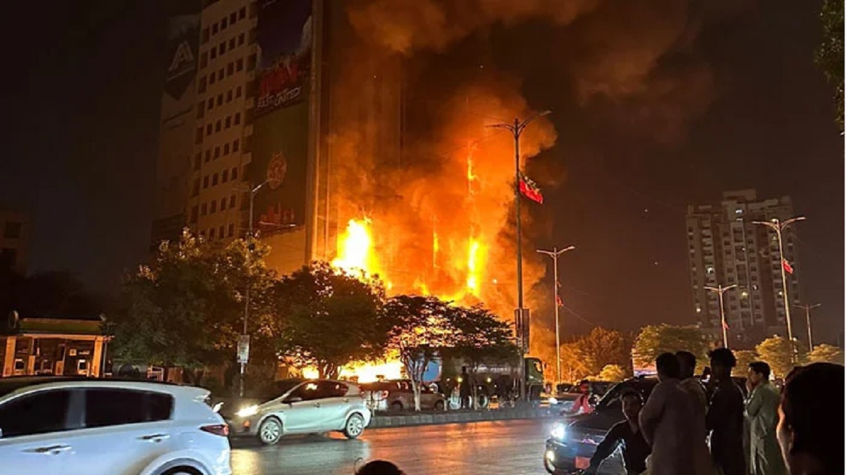 পাকিস্তানের করাচিতে বহুতল ভবনে আগুন