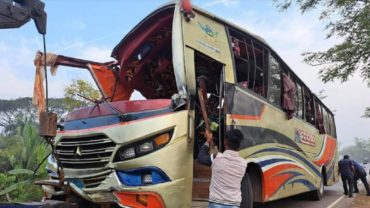 পটুয়াখালীতে নিয়ন্ত্রণ হারিয়ে বাস খাদে, শিশুর মৃত্যু