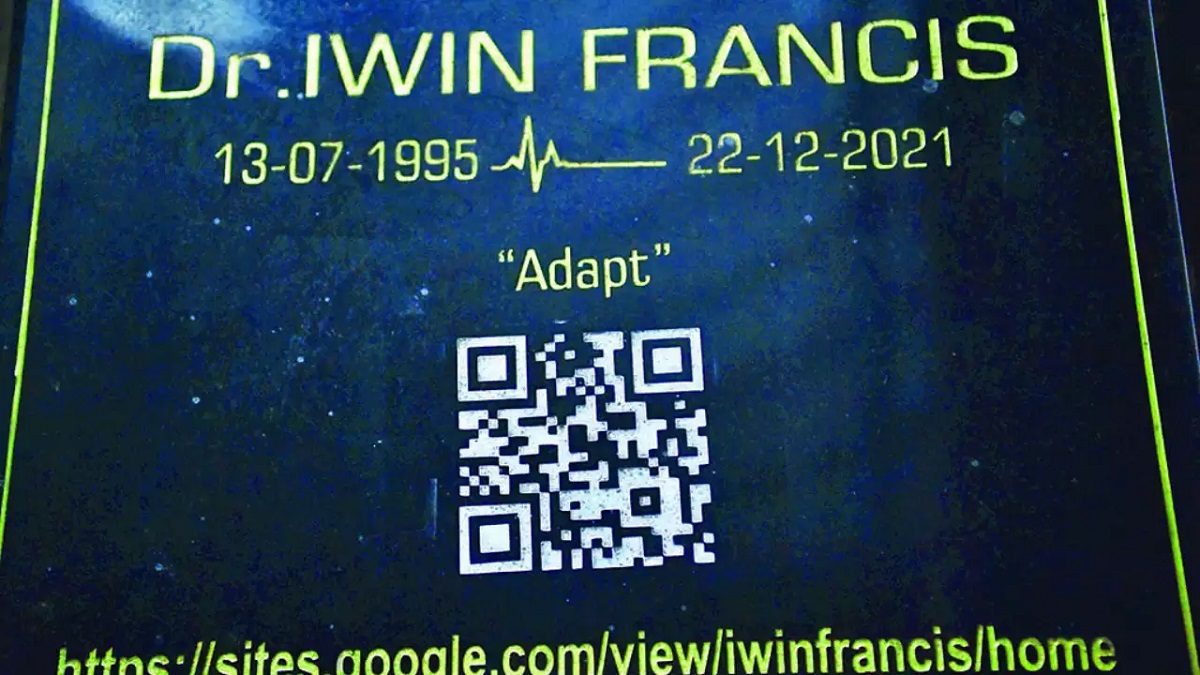 সন্তানের স্মৃতিকে বাঁচিয়ে রাখতে কবরের গায়ে কিউআর কোড