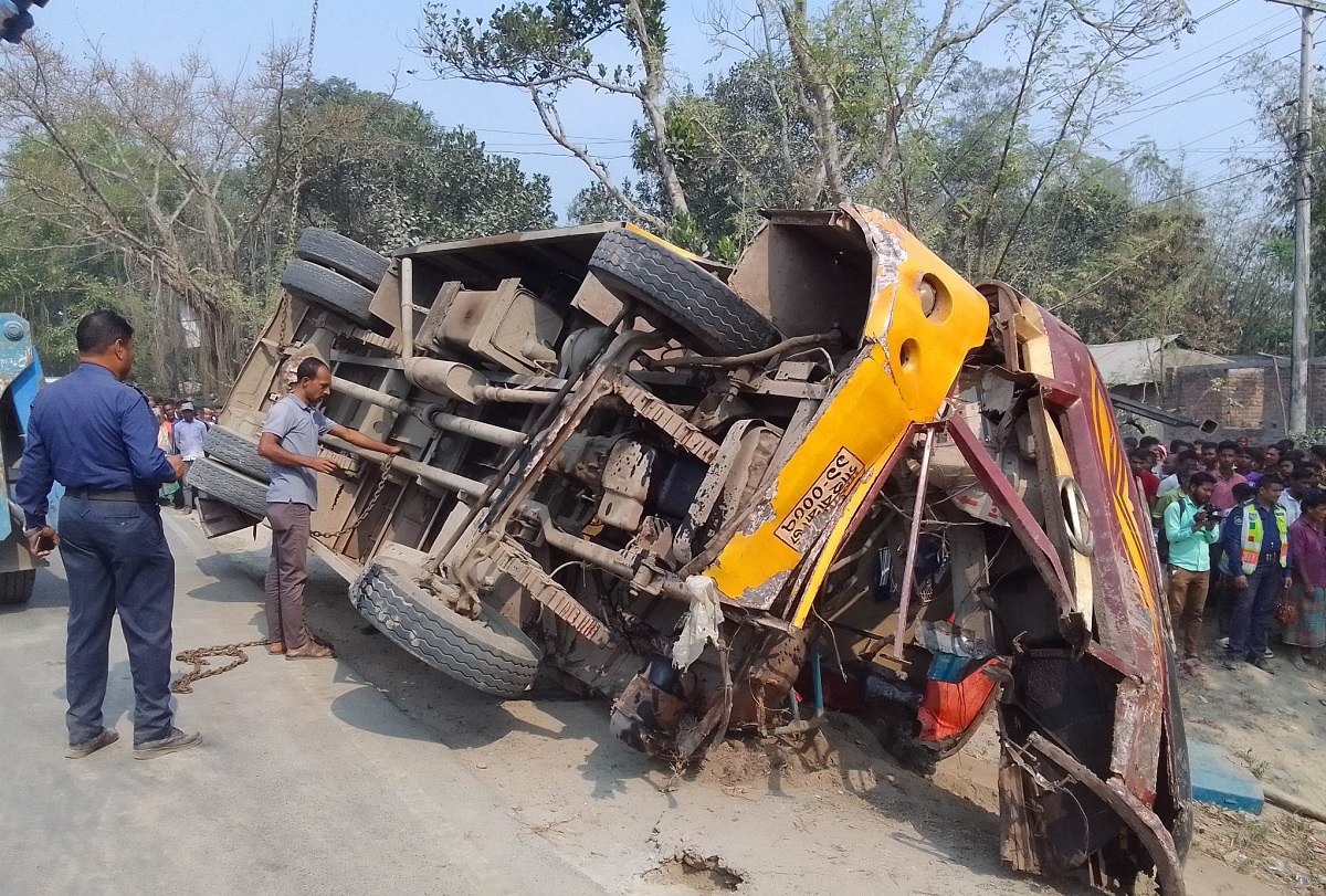 সাইকেল আরোহীকে বাঁচাতে গিয়ে বাস খাদে, নিহত ১