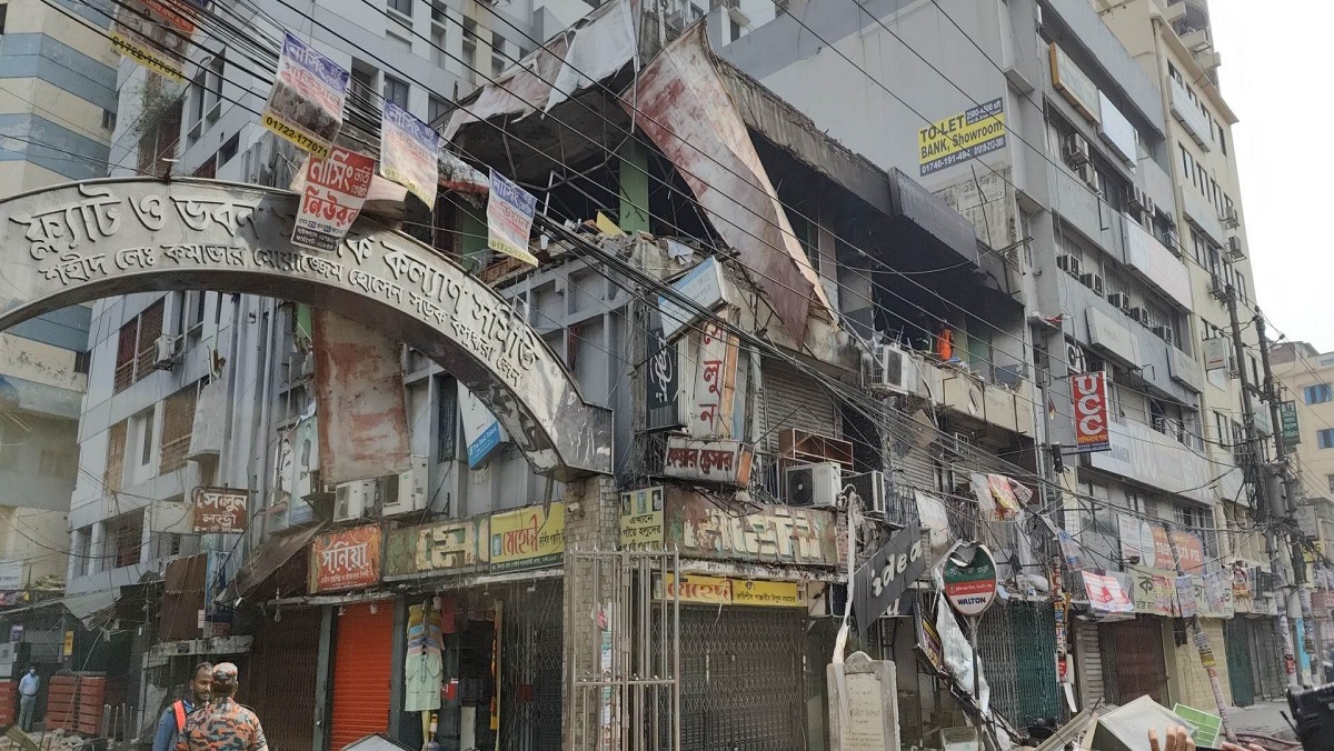 সায়েন্স ল্যাবের বিস্ফোরণে দেয়াল ধসে ৩ জনের মৃত্যু, ৩ জন আইসিইউতে