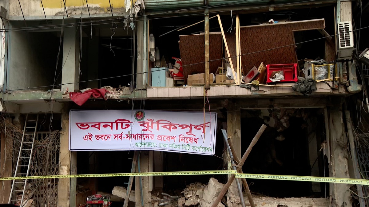 বিস্ফোরিত ভবনের ক্ষতিগ্রস্ত পিলার স্থিতিশীল করতে কাজ চলছে