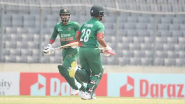 শুরুতেই ধাক্কা খেলো বাংলাদেশ; সাজঘরে দুই ওপেনার