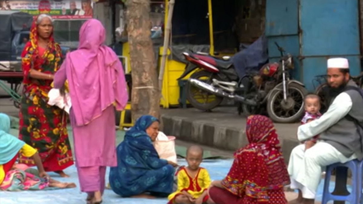 তেজগাঁওয়ে বস্তিতে আগুন: খোলা আকাশের নিচে ঠাঁই হয়েছে শত শত মানুষের