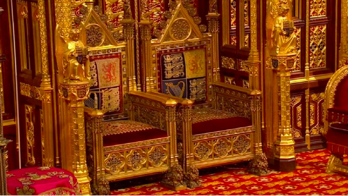 ব্রিটিশ রাজপরিবারের ঐতিহাসিক সিংহাসন, যা ব্যবহৃত হচ্ছে ৭০০ বছর ধরে