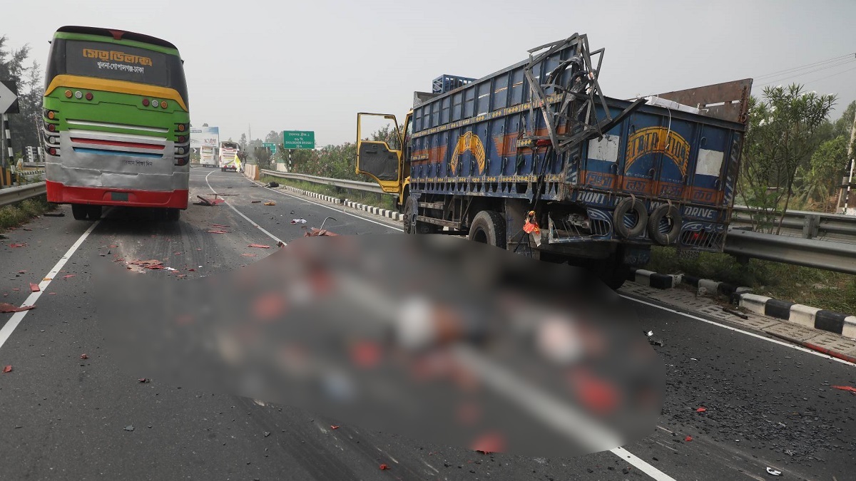 ঢাকা-মাওয়া এক্সপ্রেসওয়েতে বাস-ট্রাক সংঘর্ষে নিহত ৫, আহত ৯