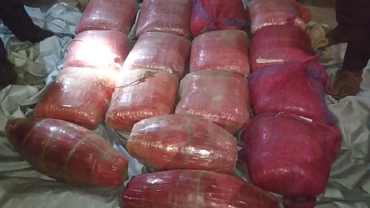 পাবনায় প্রায় ৮৬ কেজি গাঁজাসহ প্রাইভেটকার জব্দ