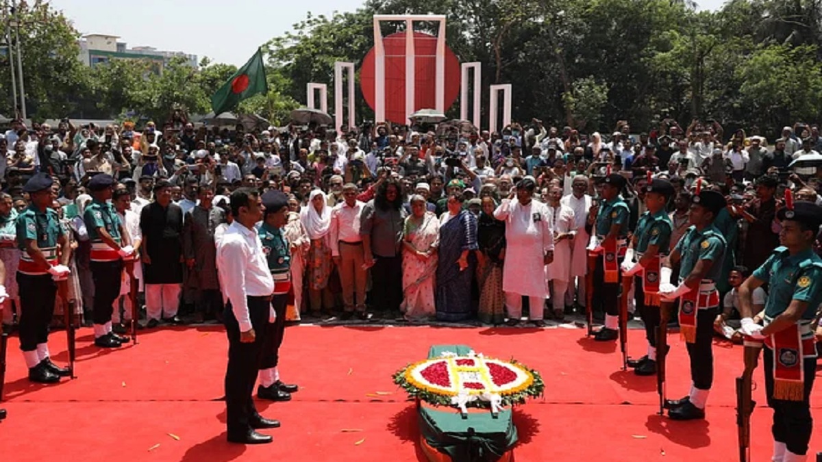 শহীদ মিনারে ডা. জাফরুল্লাহকে সর্বস্তরের মানুষের শ্রদ্ধা