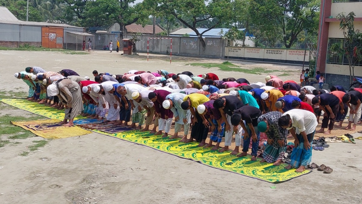 মুন্সিগঞ্জে বৃষ্টির জন্য নামাজ আদায়