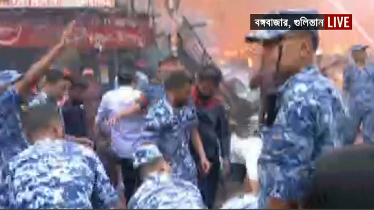 বঙ্গবাজারে আগুন:  নিয়ন্ত্রণে সেনা ও বিমানবাহিনীর পর যোগ দিয়েছে নৌবাহিনী