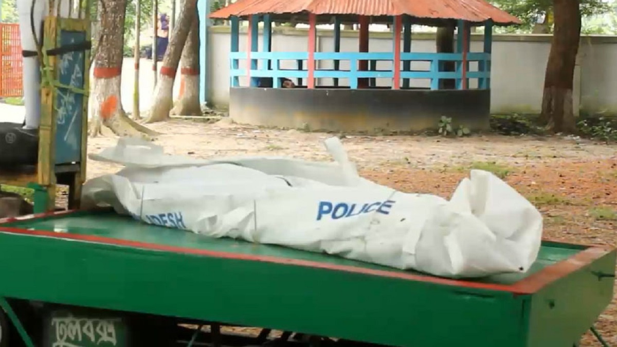 পাবনায় কৃষককে গলা কেটে হত্যা, স্ত্রীসহ আটক ২