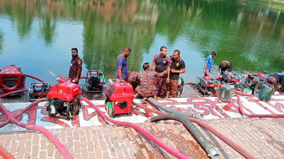 বঙ্গবাজারে আগুন: ঢাবির পুকুর থেকে পানি সংগ্রহ করছে ফায়ার সার্ভিস