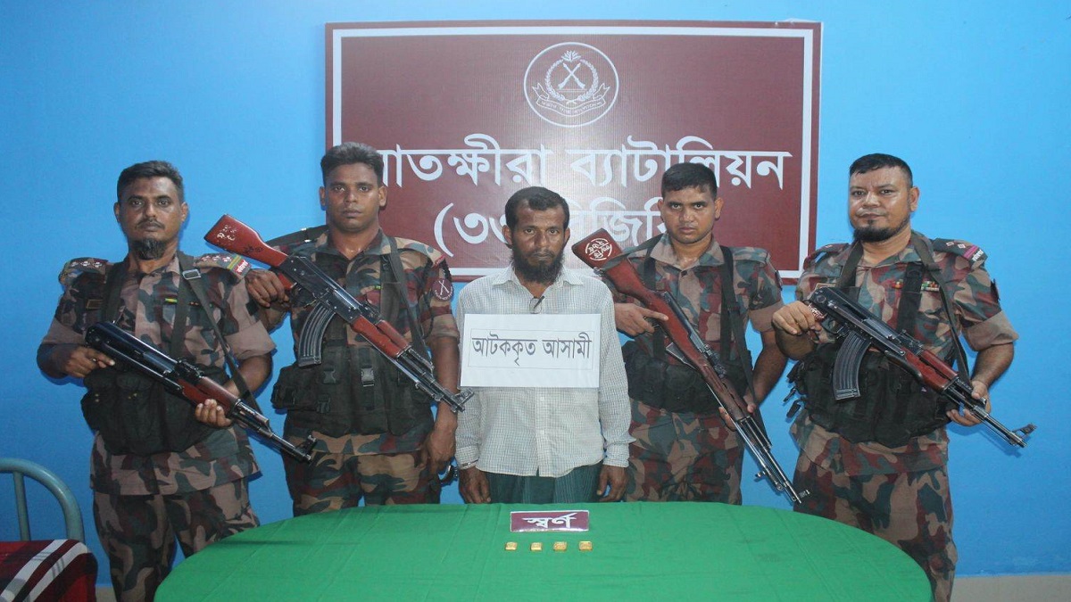 সাতক্ষীরায় সাইকেলের টায়ারের ভেতর থেকে উদ্ধার ৪টি স্বর্ণের বার, আটক ১