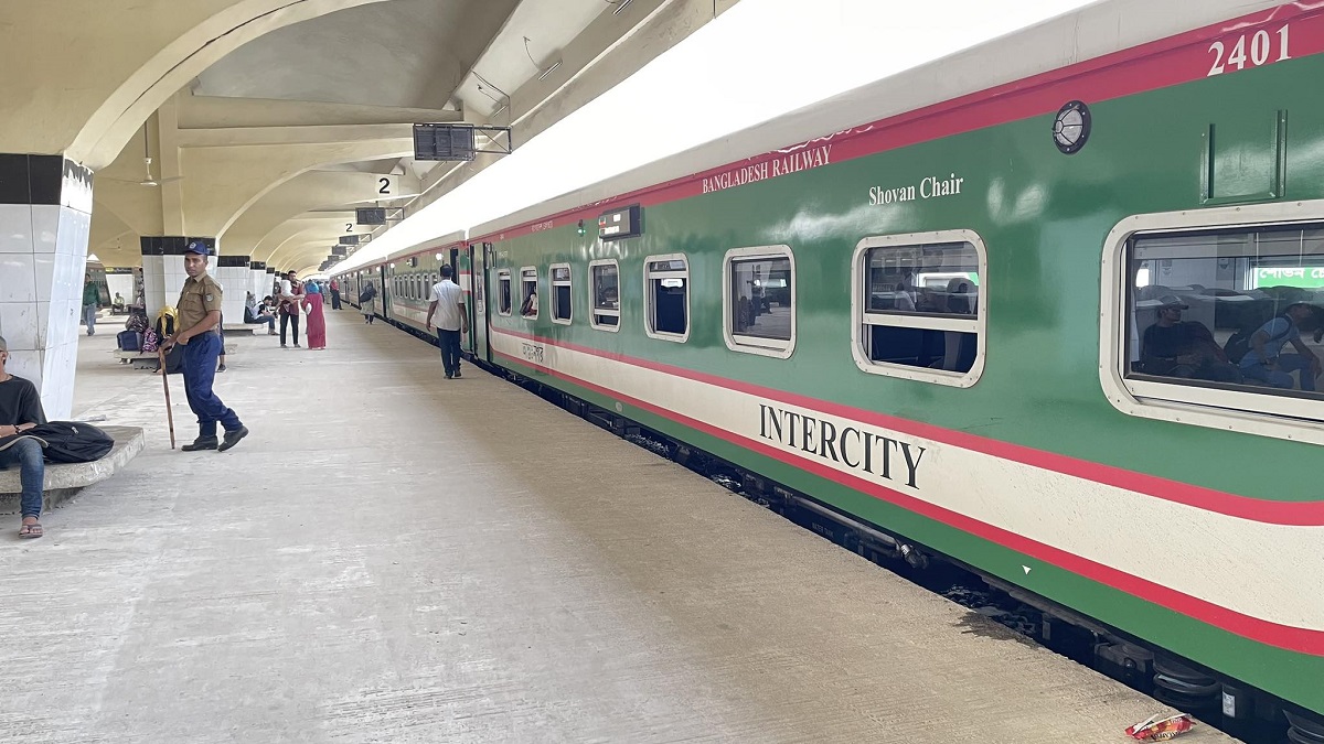 ট্রেনে ঈদযাত্রা: নির্বিঘ্নে ঢাকা ছাড়ছেন যাত্রীরা