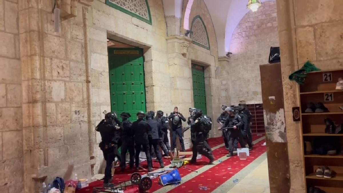 রোজায় তৃতীয় দিনের মতো ‘আল-আকসা’ মসজিদে ইসরায়েলি তাণ্ডব