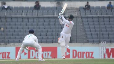 সাকিব-মুশফিকের ব্যাটে চালকের আসনে বাংলাদেশ