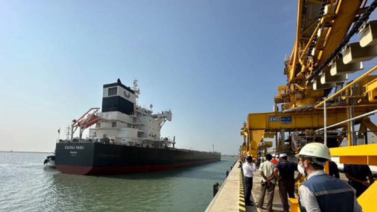 দেশের ইতিহাসে সবচেয়ে বড় জাহাজ ভিড়লো মাতারবাড়ীতে