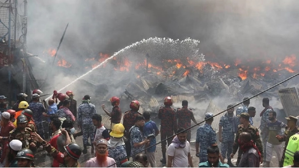 বঙ্গবাজারে ফায়ার সার্ভিস কর্মীদের ওপর হামলার ঘটনায় মামলা