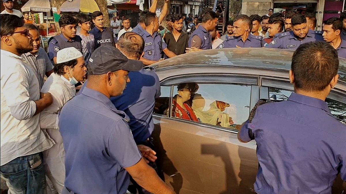 ব্যারিস্টার রুমিন ফারহানার গাড়ি লক্ষ্য করে ছাত্রলীগের ধাওয়া